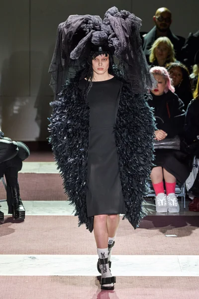 Look 16